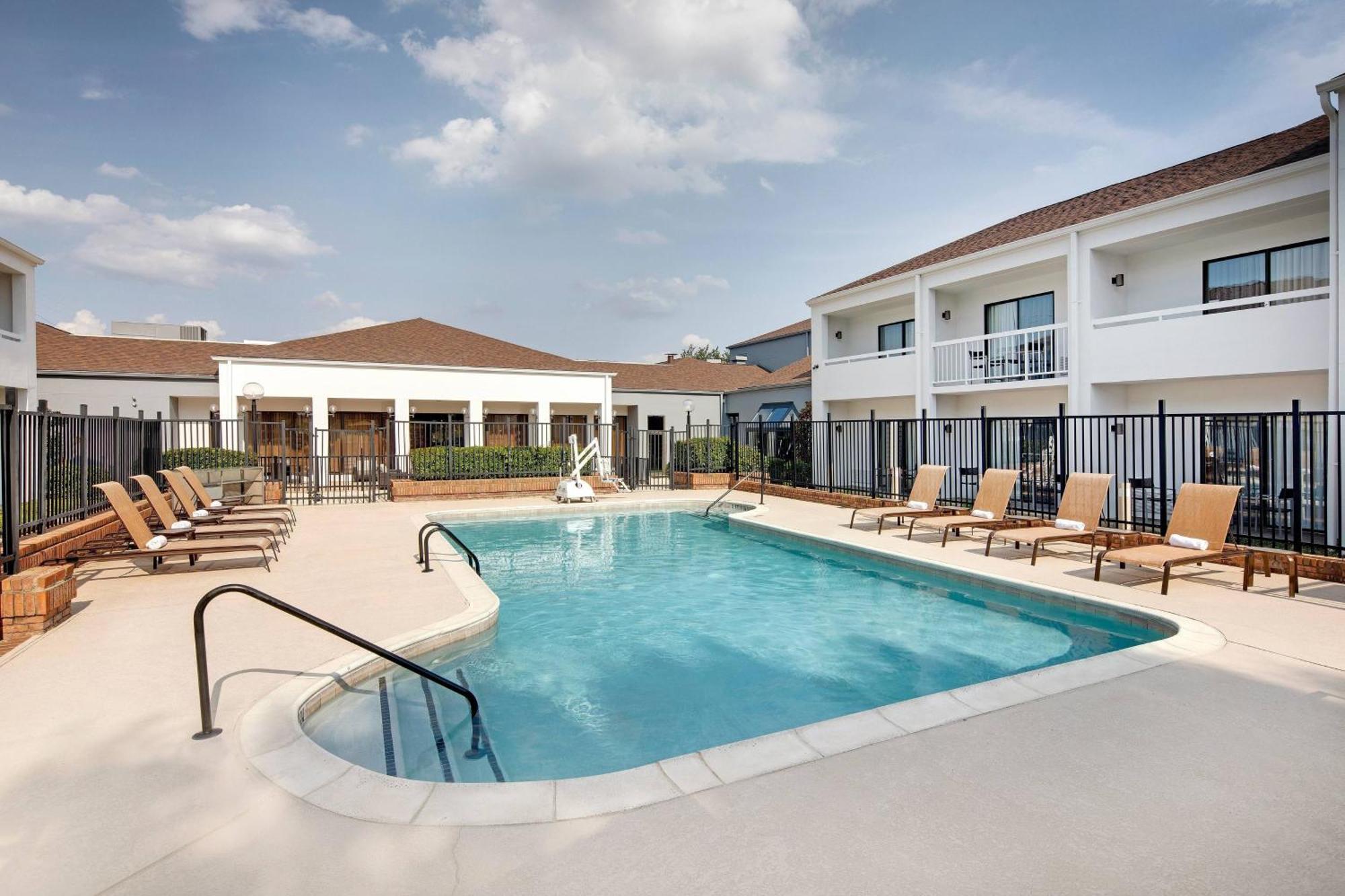 Courtyard Dallas Addison Midway Luaran gambar