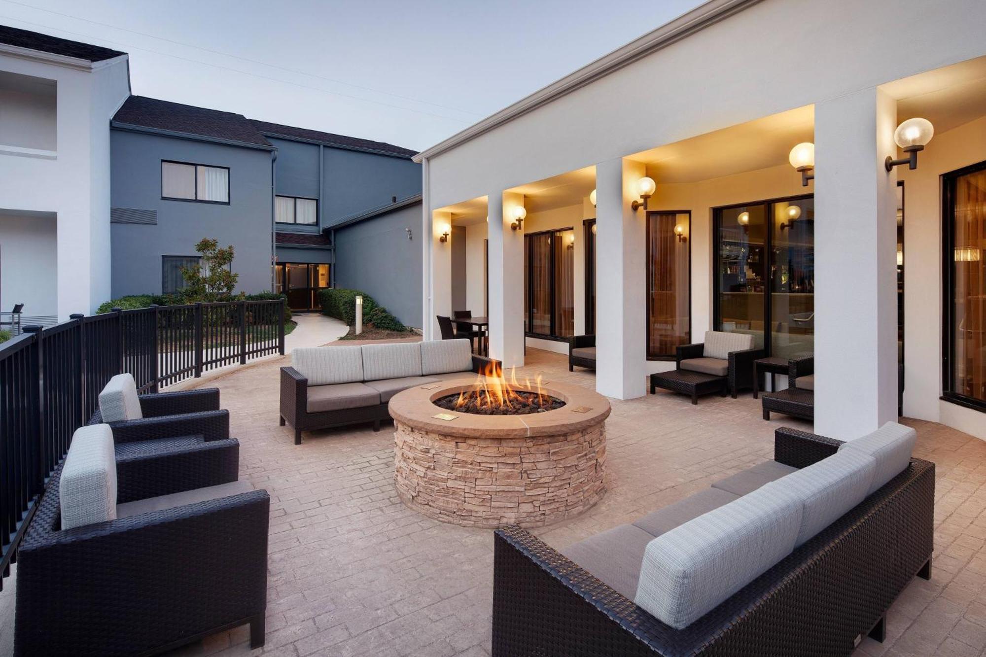 Courtyard Dallas Addison Midway Luaran gambar