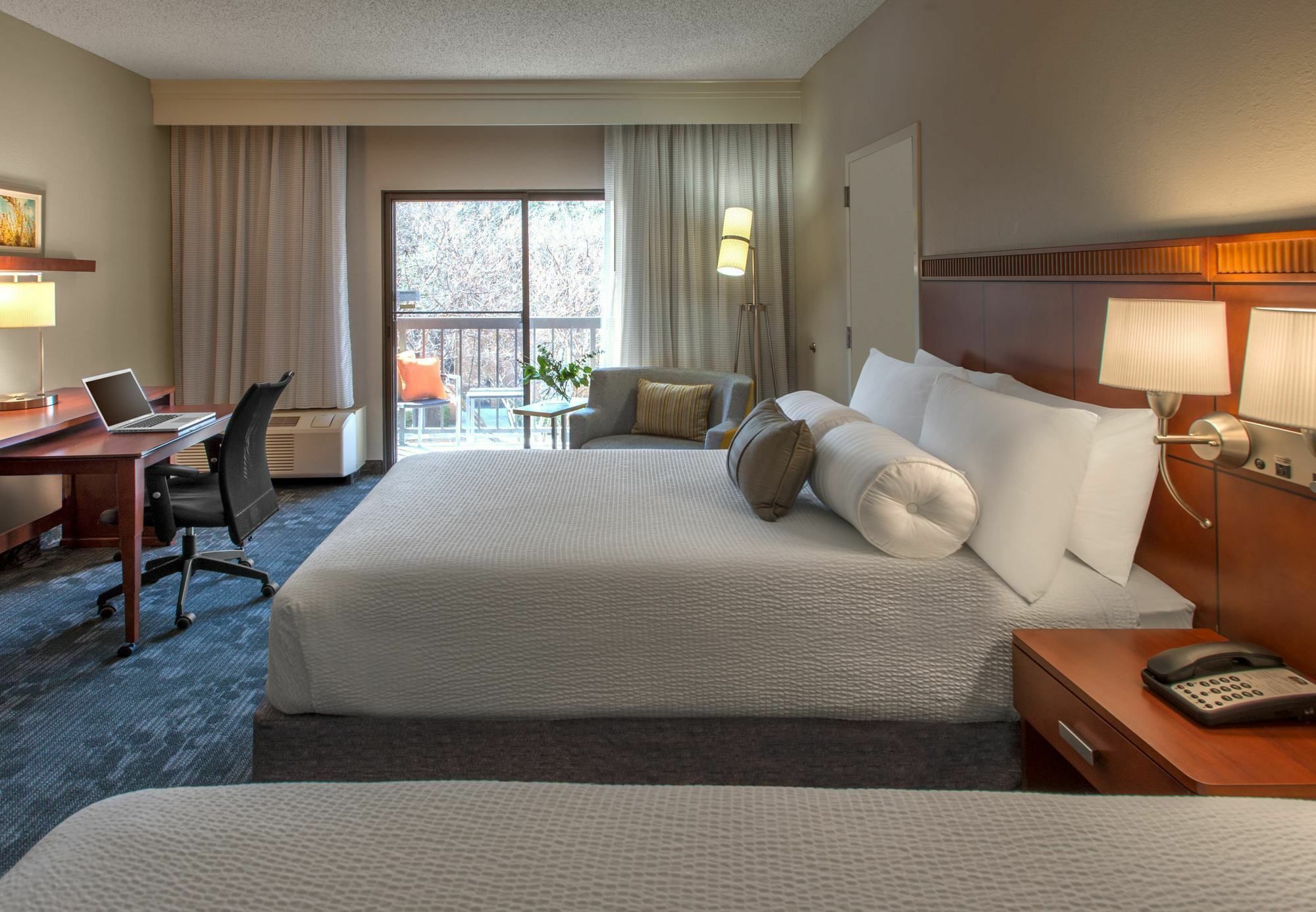 Courtyard Dallas Addison Midway Luaran gambar