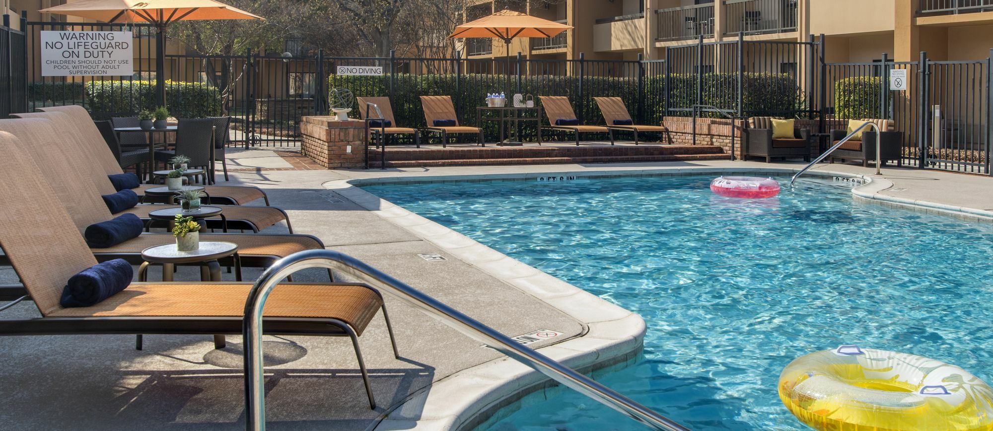 Courtyard Dallas Addison Midway Luaran gambar